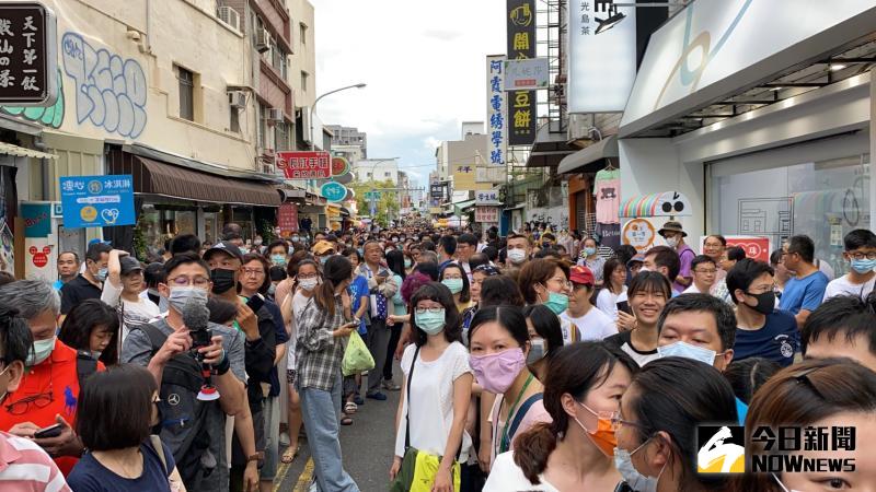 ▲想一睹阿中部長風采的民眾,將國華街擠得水洩不通、寸步難行。(圖/記者陳聖璋攝,2020.05.30)