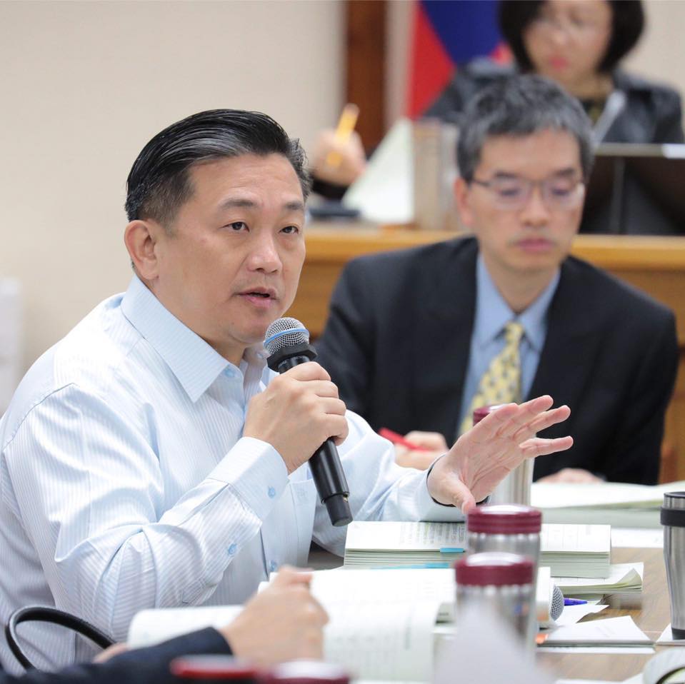 ▲加利老闆混雜中國製口罩，還嗆「以國家隊為恥」。民進黨立委王定宇嗆說這是惡人的藉口。（圖／取自王定宇臉書）