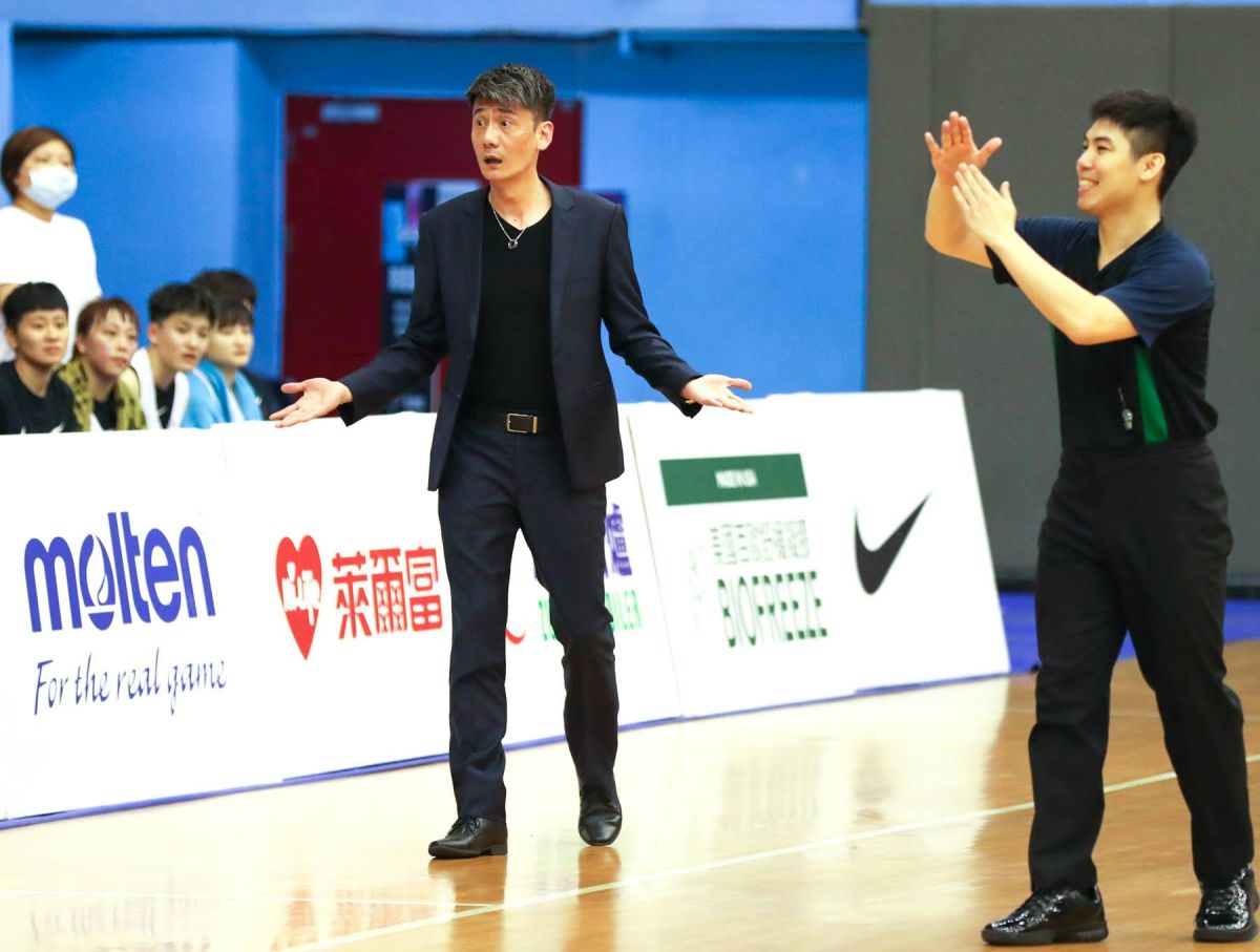 ▲台元教練邱啟益第二節因不滿裁判判決，被吹技術犯規（圖／籃協提供）