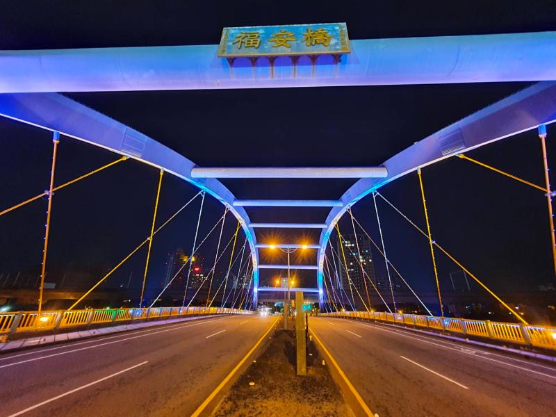 ▲跨越台中筏子溪兩側虹揚橋與福安橋改裝LED光雕成為醒目地標。(圖／建設局提供2020.5.31)