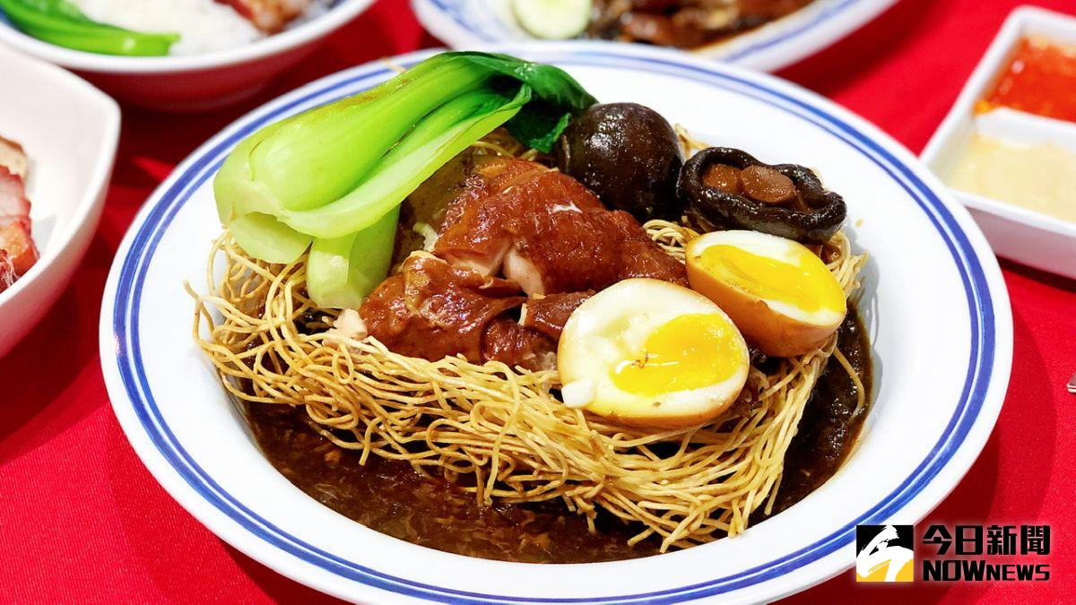 ▲高雄限定的「蕈香醬油雞滷脆麵」以硬硬脆脆的廣東生麵，結合新加坡風味的醬汁，滋味迷人。（圖／記者陳美嘉攝）