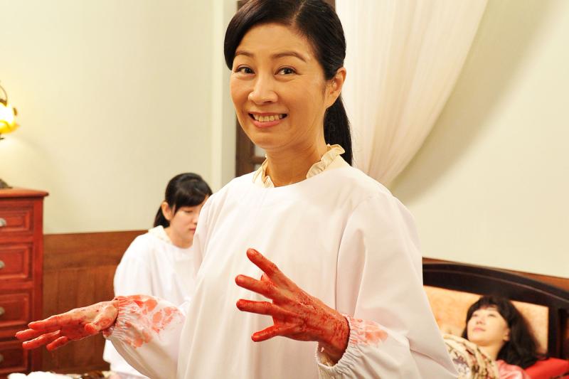 方文琳接生滿手血 拉出「胎盤」味道好腥