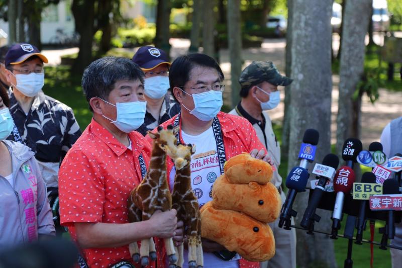 阿中部長遊台南　穿花襯衫啖美食餵長頸鹿
