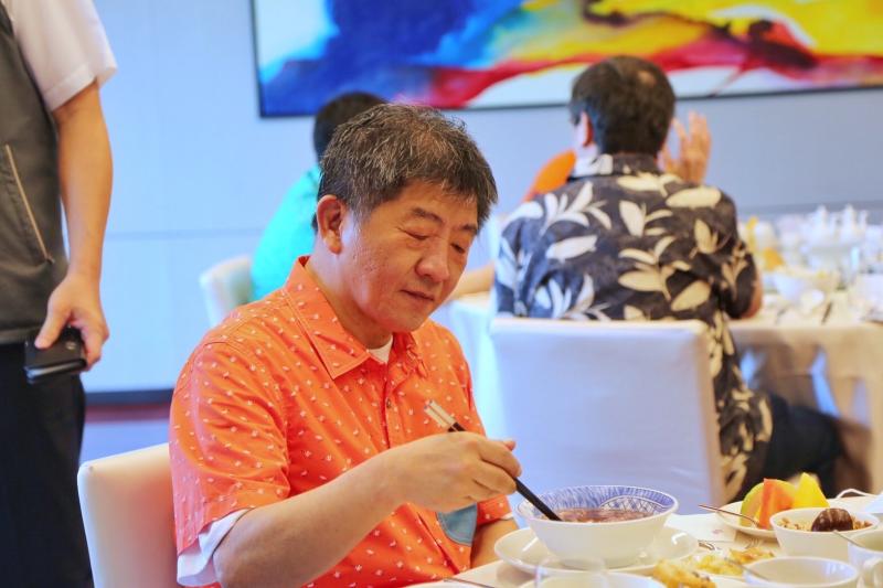 心疼陳時中行銷台灣各地！律師207字長文籲：放開那男孩
