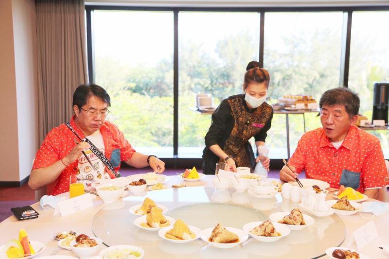 ▲台南市長黃偉哲安排台南傳統早餐款待衛福部長陳時中。(圖/台南市政府提供)