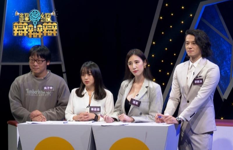 ▲瑤瑤(右二)激烈辯論,徐新洋(右一)助攻。(圖/JET提供)