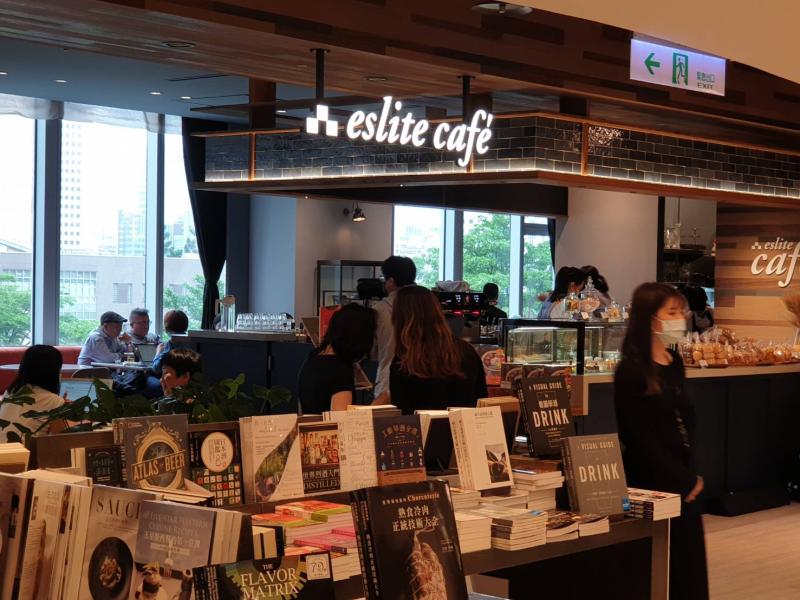 ▲誠品24小時書店將由信義店接手,旗下咖啡品牌也換新菜單進駐。(圖/記者許家禎攝)