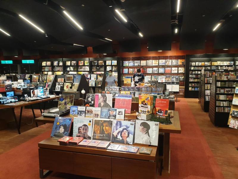▲誠品24小時書店由信義店接手,除了有24小時的書可閱讀外,也有24小時的唱片行與生鮮超市。(圖/記者許家禎攝)