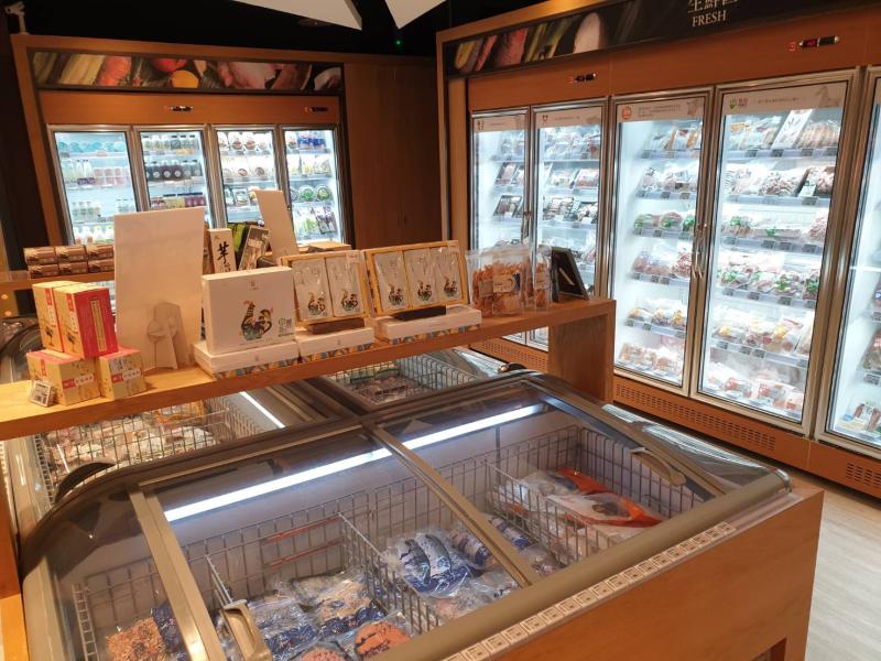 ▲誠品24小時書店由信義店接手,除了有24小時的書可閱讀外,也有24小時的唱片行與生鮮超市。(圖/記者許家禎攝)