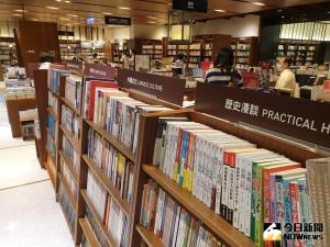 ▲誠品24小時書店由信義店接手，一開始先滿足他們的社交第一線生理需求，吃的解決後再擴及到玩的、娛樂的，再來上升到精神層面，誠品24小時書店將帶來文化上的刺激。（圖／記者許家禎攝）