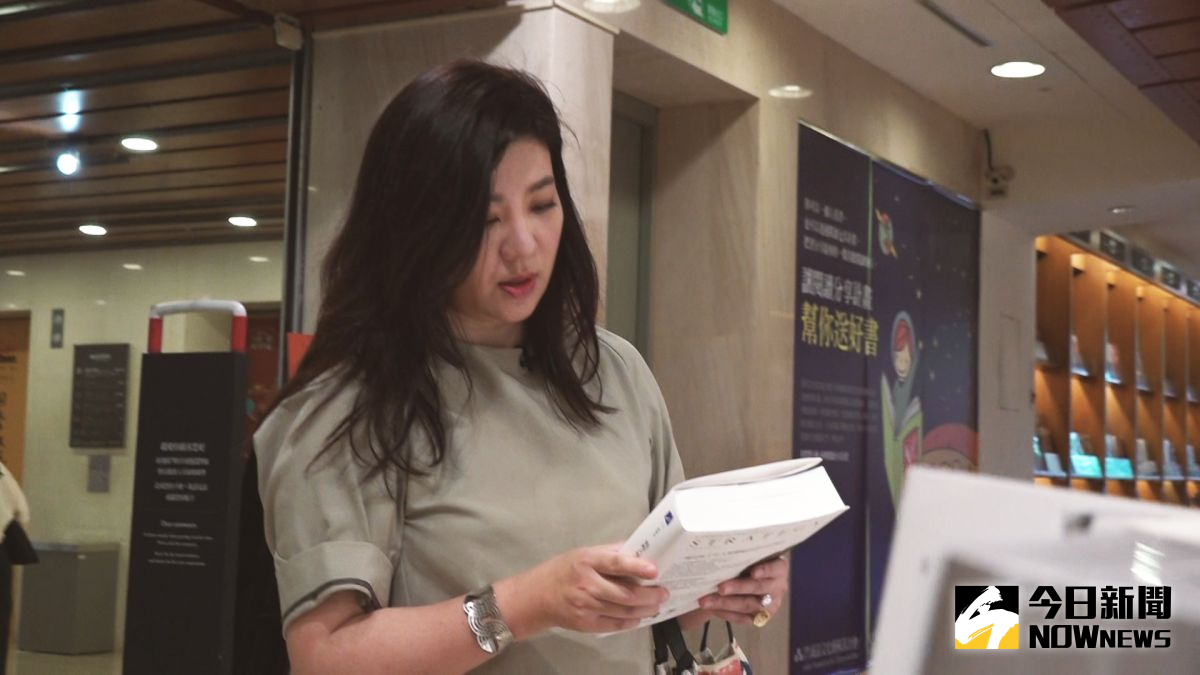 ▲資深媒體人顧名儀是誠品粉絲，回顧熄燈的誠品敦南店，她說那是她美學啟蒙、顛覆世界觀的開始，創辦人吳清友更是他最尊敬的人。（圖／記者朱永強攝）