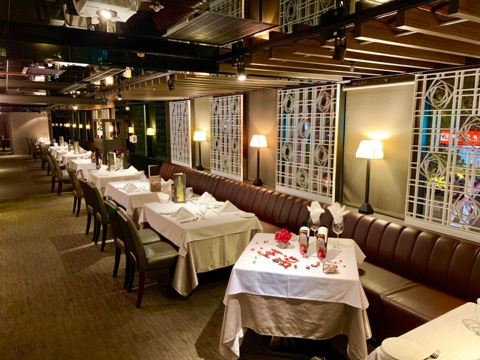 ▲一名男網友在 PTT 八卦版提到，自己第一次去連鎖牛排館王品用餐，一到餐廳見到同學，才發現自己的衣著糗翻，貼文立刻引發網友熱議。（示意圖／翻攝臉書）