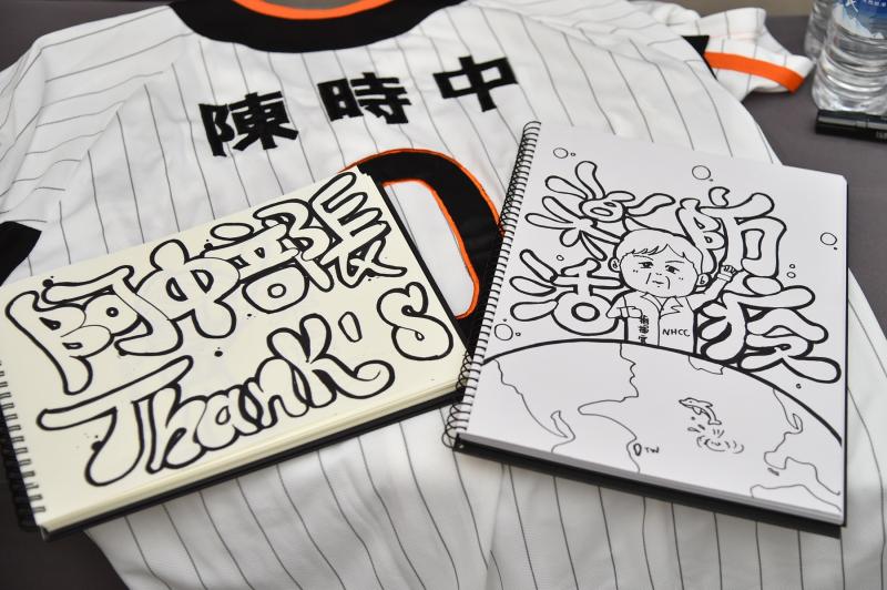 ▲台南市長黃偉哲(中左三)與陳時中(中戴口罩者)合影。(圖/獅隊提供)