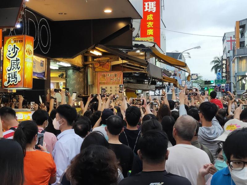 台中購物節現正舉行。來台中消費少不了走走逛逛，據觀光署統計台中最熱門景點是一中商圈，今年1至8月遊客數超過626萬人次，其次是逢甲夜市。（圖／柳榮俊攝）