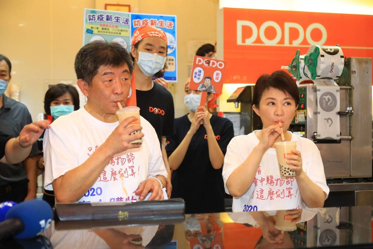 ▲衛福部長陳時中表示，台中是珍奶的故鄉，搖珍奶初體驗就在台中(圖／市政府提供2020.5.31)