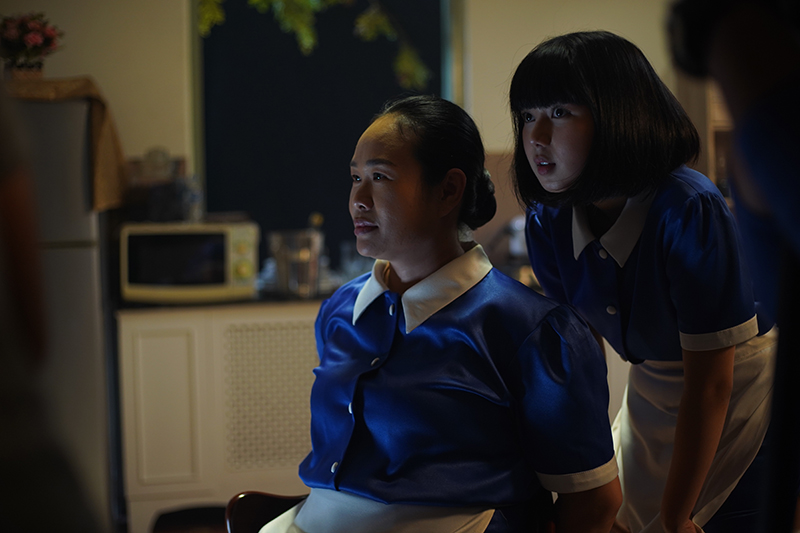 ▲剛畢業的女孩（右）進入豪宅擔任女傭。（圖／海樂）

