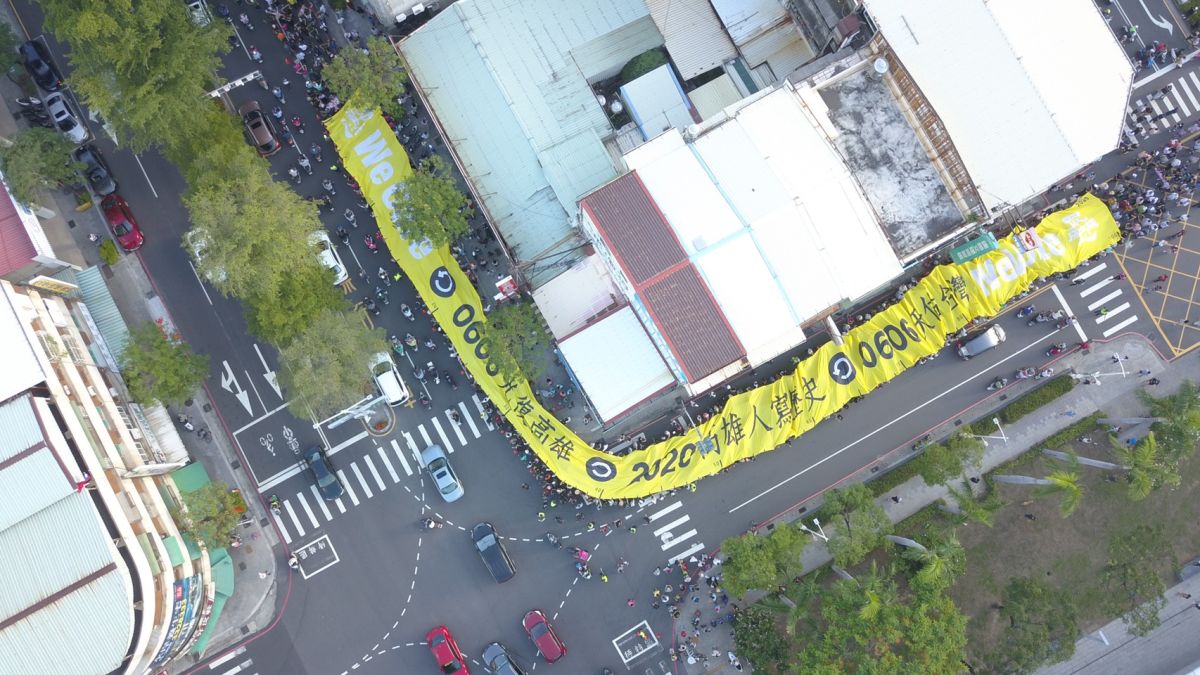 ▲罷韓團體今(31)日舉行「三山」罷韓演習最終場鳳山場，號召上萬群眾直搗高雄市長韓國瑜所在鳳山行政中心前集結出發，從光復路的鳳山行政中心遊行至衛武營廣場。(圖／Wecare高雄提供)