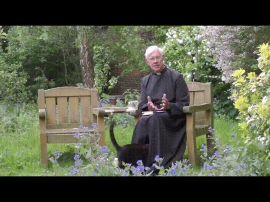 牧師還在說話，李歐就突然從角落出現。（圖／Twitter@No1Cathedral） 