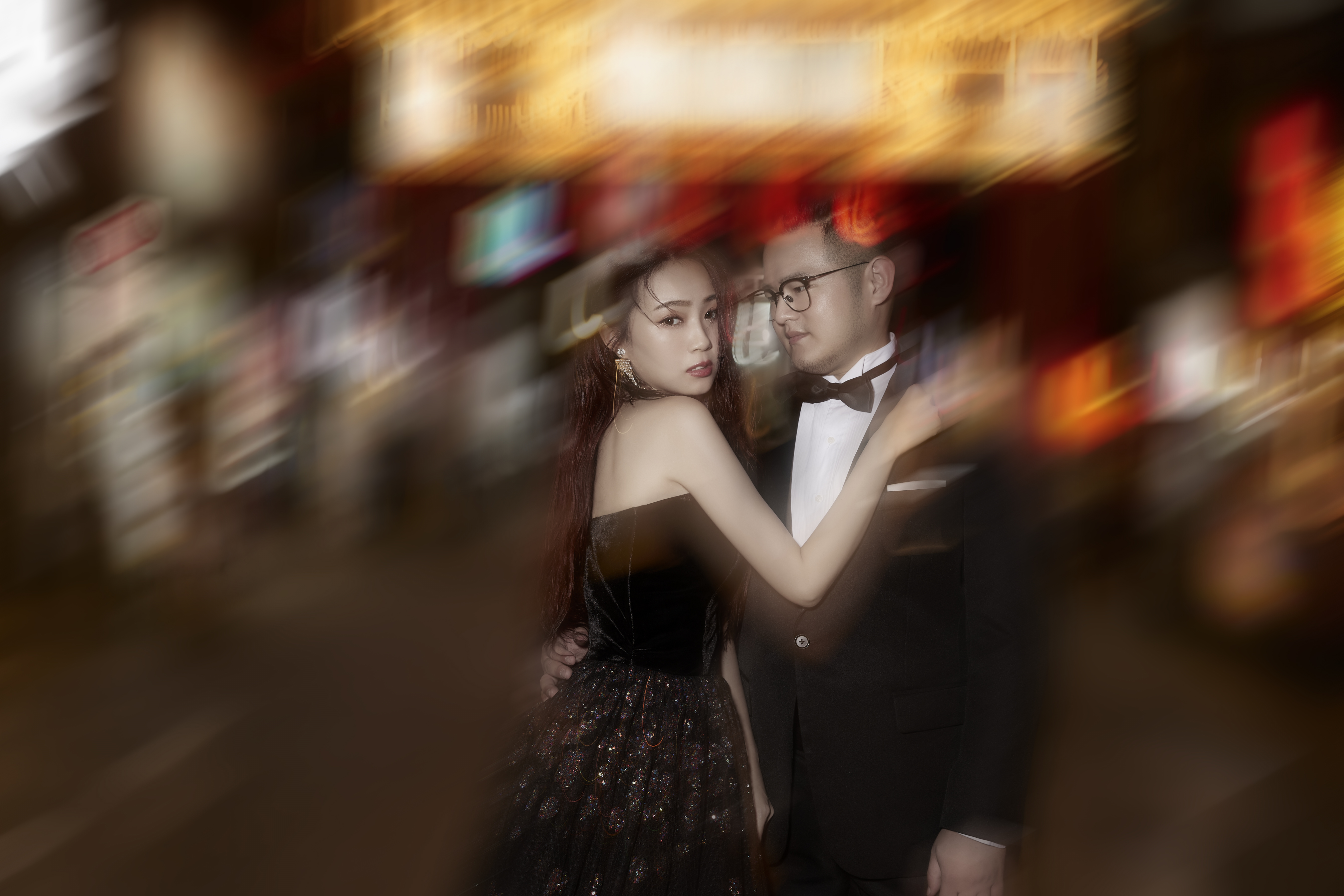 ▲兩人特地重回約會地點，在人潮眾多的饒河夜市拍攝婚紗。（圖／LinLi Boutique）