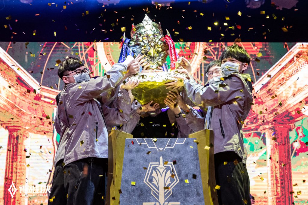 ONE一舉拿下2020 GCS 春季賽冠軍的殊榮，高舉象徵「SS-永恆傳說」意象的獸煌金盃   圖：Garena/提供