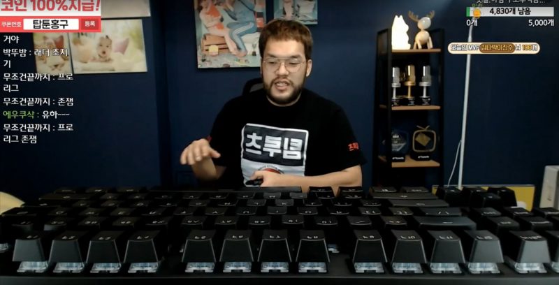 成功駕馭MEGA巨怪級鍵盤！韓國電競選手Larva用超大鍵盤玩《星海爭霸》
