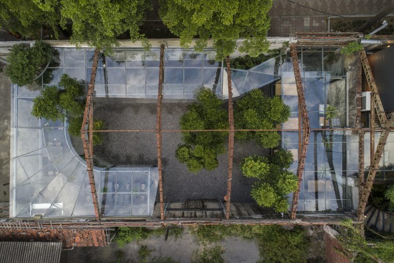 ▲由上往下俯瞰整床建築，彷彿森林中的玻璃屋｜From the bird’s eye view, the coffee shop seems like a glass house in the forest. (李易暹攝/力口建築提供｜Photo by Yi-Hsien Lee/ Courtesy of Studio APL)