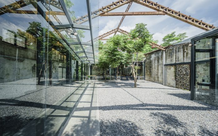 ▲半戶外庭院｜The semi-outdoor courtyard at the center of the building (鈺琉工作室攝/力口建築提供｜Photo by Shawn Liu Studio/Courtesy of Studio APL)