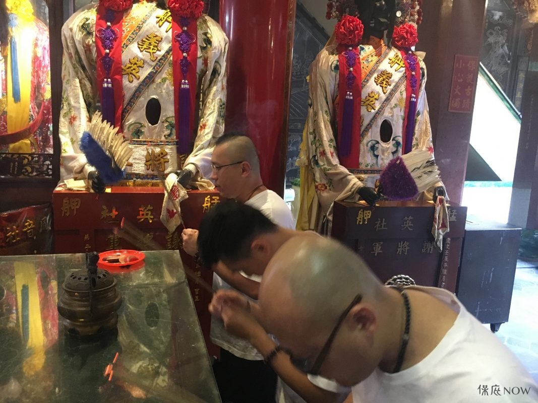 點香拜拜要遵守跟神明溝通的禮節。（圖／記者黃彥昇攝）