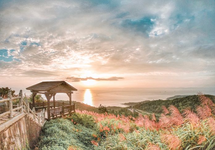 ▲全島最高峰雲台山為小百岳之一，登至頂端展望極佳，馬祖看夕陽的最佳地點非此地莫屬。 ｜Yuntai Mountain, the highest peak in the island, is listed as one of the “100 Peaks of Taiwan”. It has an excellent summit view, and is best place to watch the sunset in the Matsu Islands. （Courtesy of @zian_taiwan:Instagram)