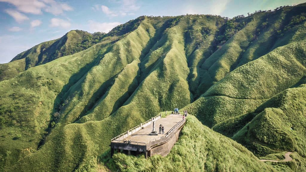 ▲聖母山莊步道位於宜蘭礁溪五峰旗瀑布風景區，是一條國家級六星步道，全程6公里的路程海拔上升770公尺，享受芬多精森林浴的同時，蘭陽平原之美盡收眼底。| Located in Yilan’s Jiaoxi, the Sacred Mother Trail at the Wufengqi Scenic Area is a national-level six-star trail that rises 770 meters above sea level for a distance of 6 kilometers. While enjoying some “forest bathing” in Fenduojing , a panoramic view of Lanyang Plain opens before trekkers.(Courtesy of Lu Hung-ming)