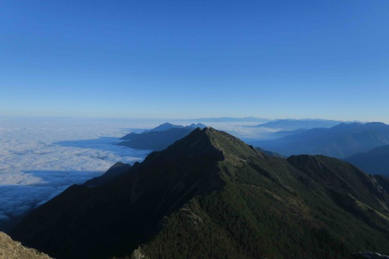 ▲玉山主峰遠眺群峰 | Overlooking the mountaintops from Yushan’s main peak. (Courtesy of Chu Yen-yen)
