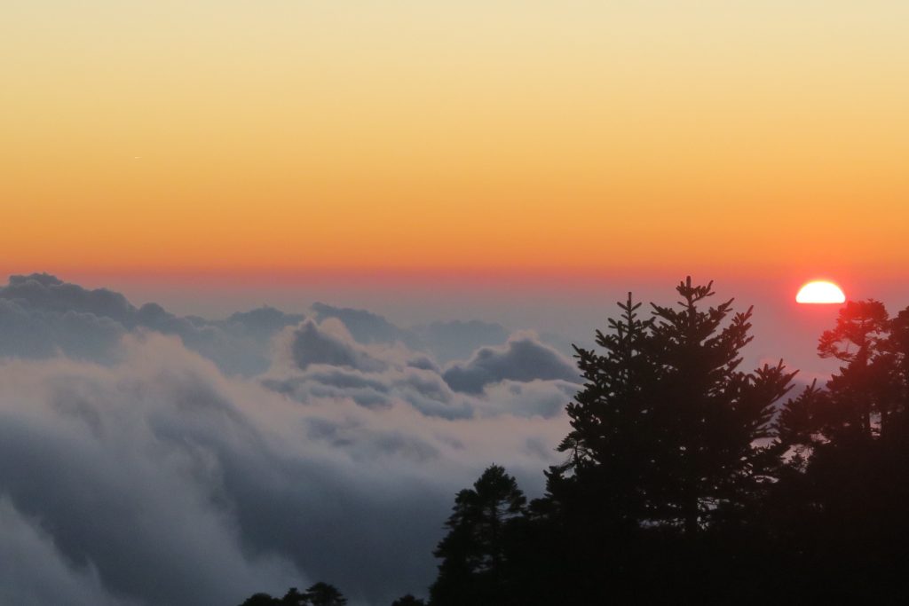▲排雲山莊觀賞日落雲海 | Paiyun Lodge under sunset-bathed clouds. (Courtesy of Chu Yen-yen)