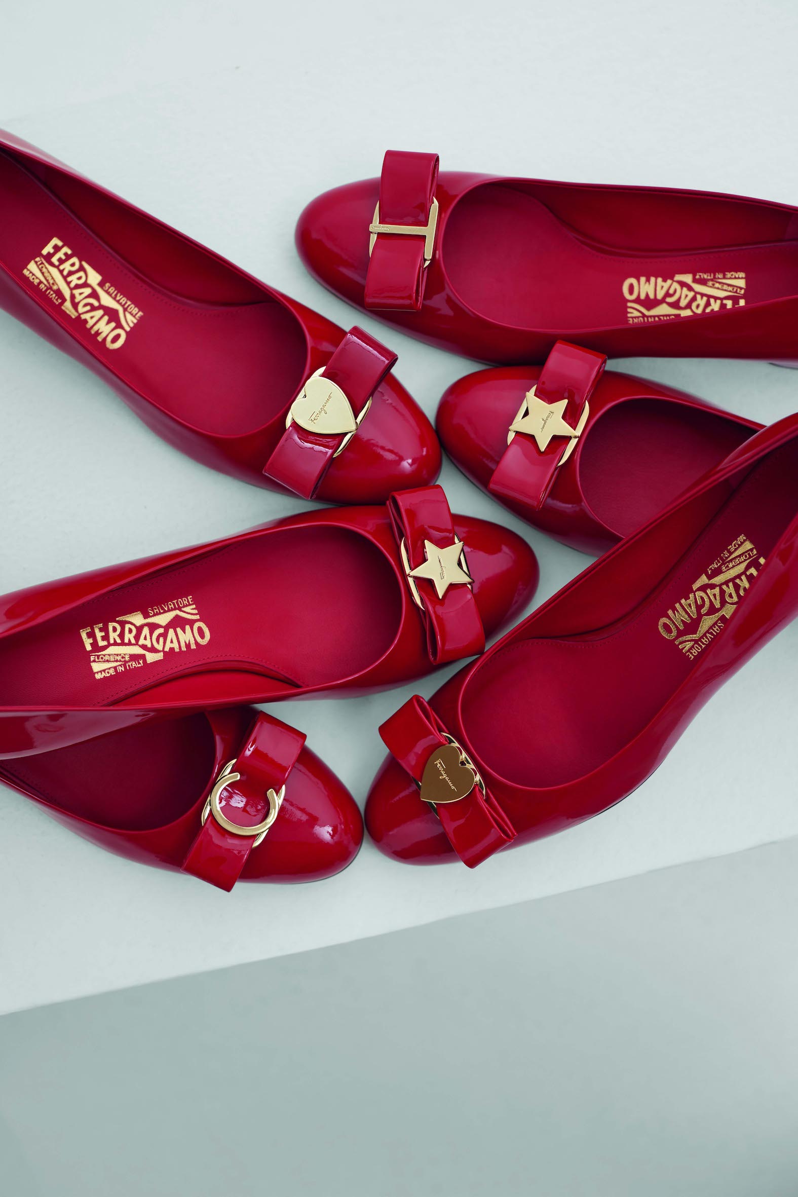 ▲My Vara 訂製活動能在經典蝴蝶結鞋款上，自選喜愛的金屬飾件。（圖／Salvatore Ferragamo）