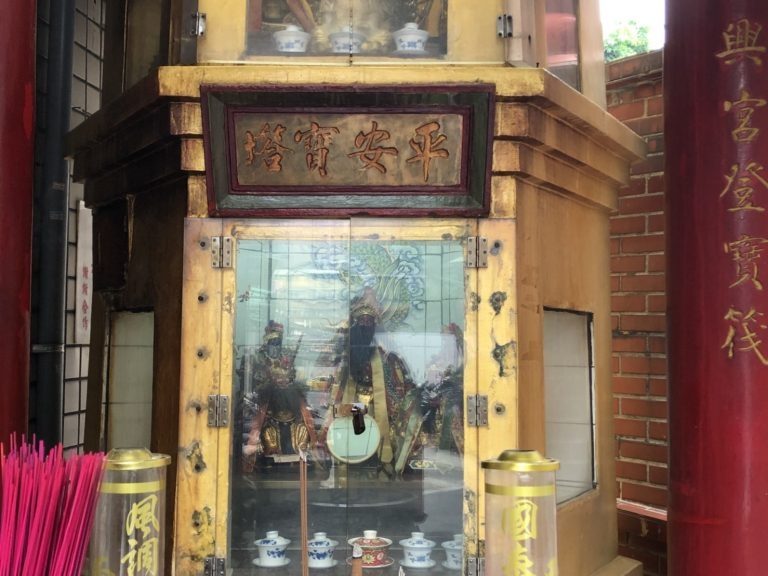 台北萬華平安寶塔內主祀托塔天王。（圖／記者連宜方攝）