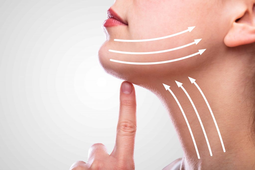 ▲脖子要從下往上按摩，幫助減少皮膚下垂、鬆弛的發生。（圖／Shutterstock）