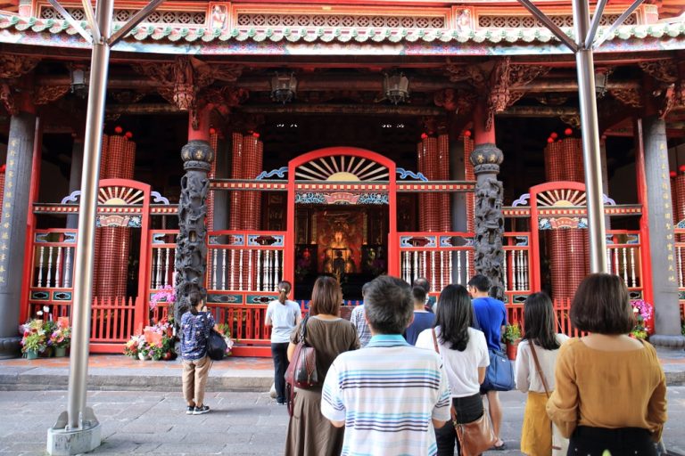 暑假出遊前最好先跟神明稟告。（圖／shutterstock）