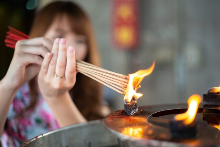 拜拜時拿香的正確方法。（圖／shutterstock）