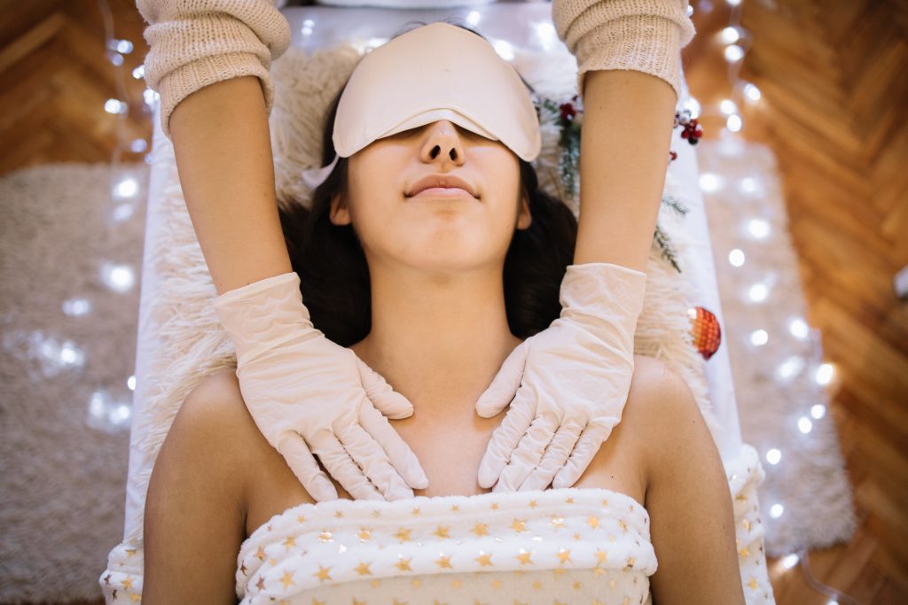  ▲每天搭配豐胸霜按摩，可維持胸部彈性。（圖／Shutterstock）