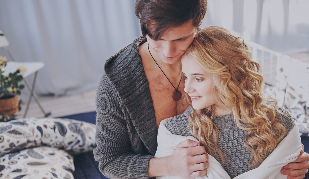 ▲愛侶之間時常透過擁抱、親吻等行為來表達愛意。（示意圖／Shutterstock）