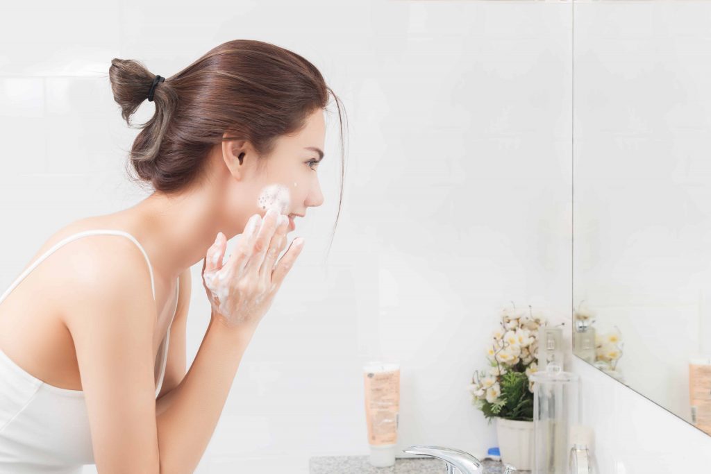 ▲敷臉前要洗臉。（圖／Shutterstock）