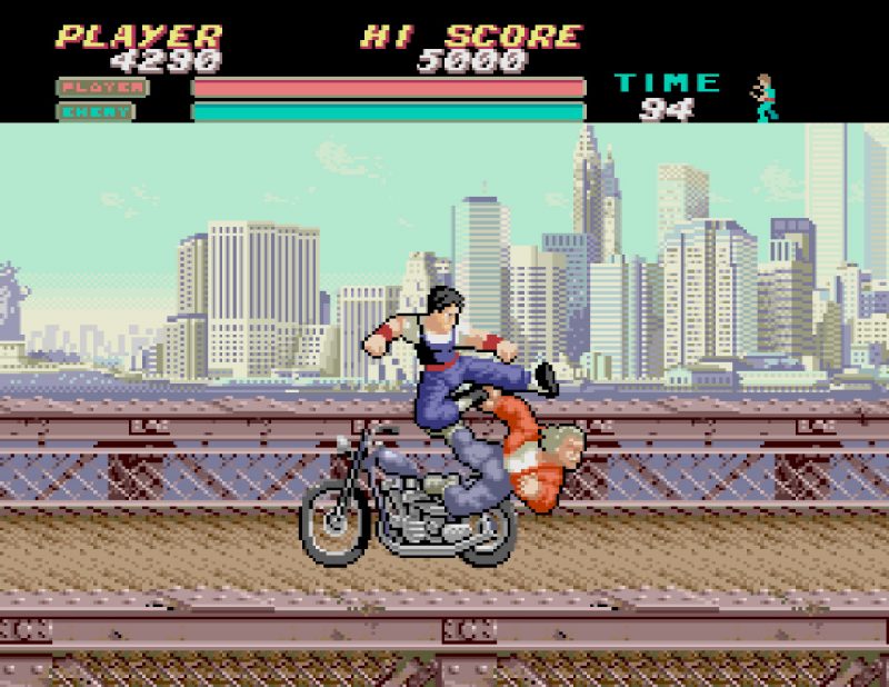 ▲在布魯克林大橋上還會有騎摩托車攻擊的敵人，遠方還能看到自由女神與雙子星大樓。