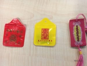 出遠門記得平安符不離身。(圖/記者黃彥昇攝) 出遠門記得平安符不離身。(圖/記者黃彥昇攝)