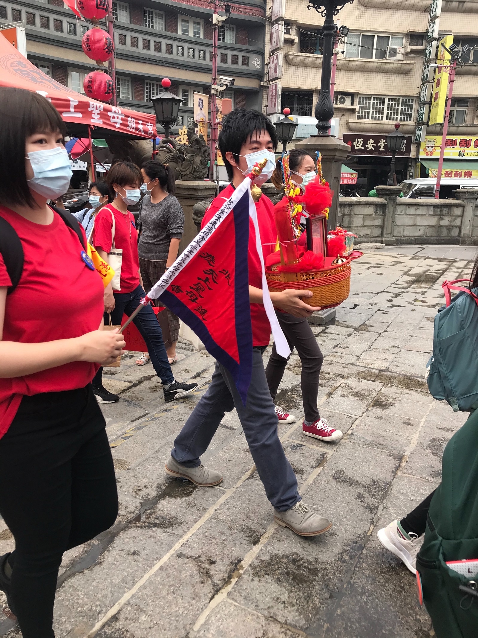 林承緯教授（中央捧花籃者）同時也是媽祖青年軍的學術顧問。（圖／媽祖青年軍提供）