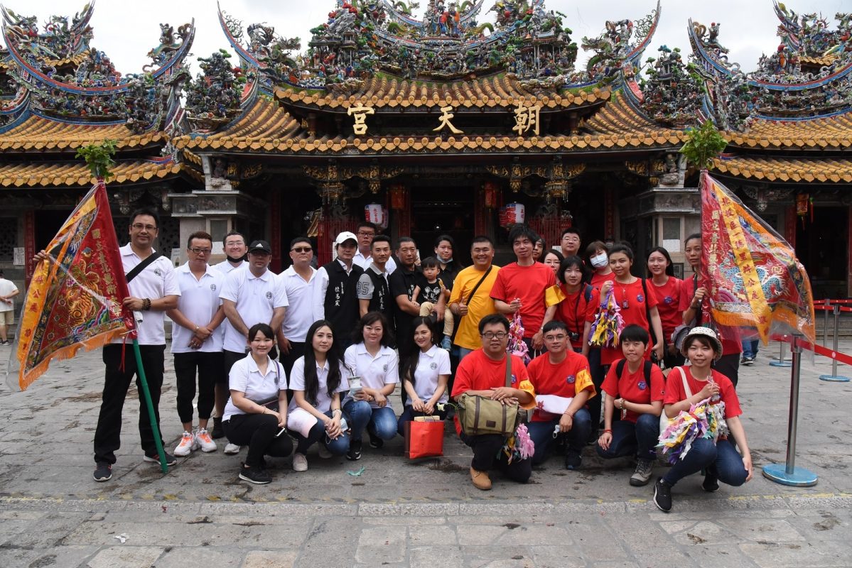 北藝大進香團與媽祖青年軍合影，共同負起傳承與創新的責任。（圖／黃偉強提供）