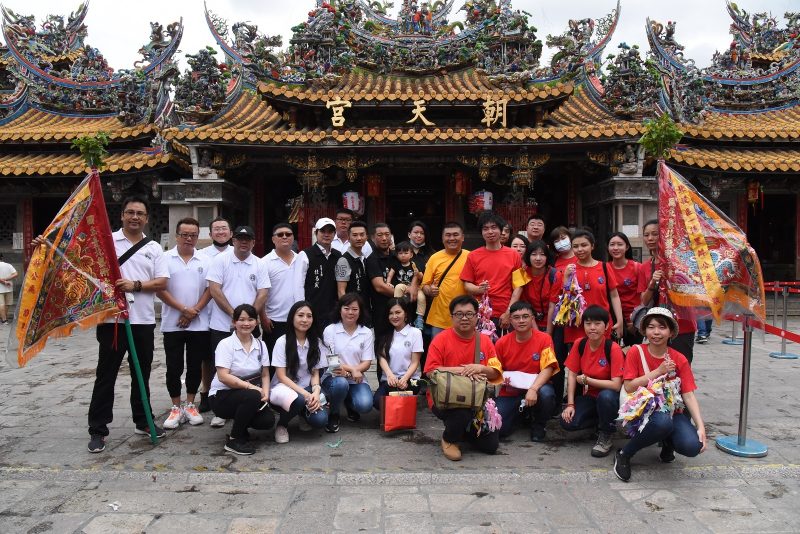 北藝大進香團與媽祖青年軍合影，共同負起傳承與創新的責任。（圖／黃偉強提供）