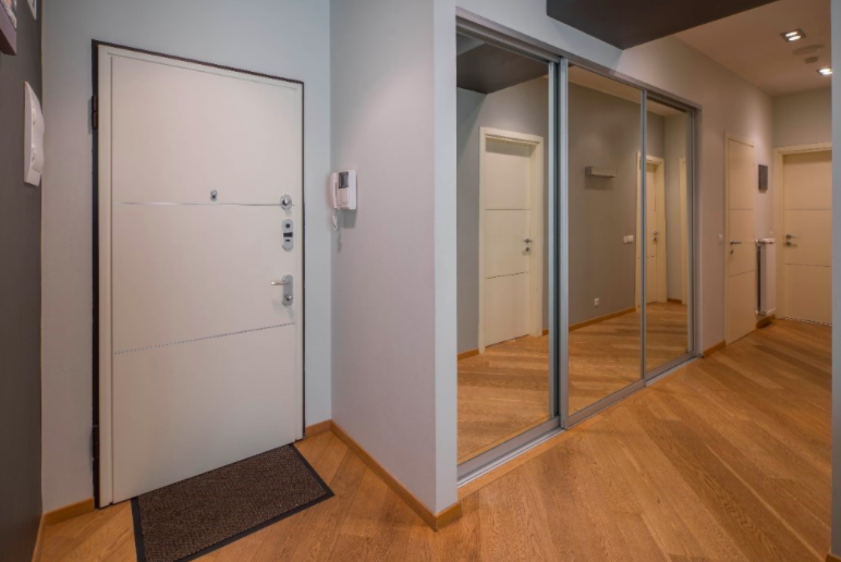 衣櫃鏡子正對臥室門，會將好運都反射出去，間接影響整體運勢。（圖片來源／Shutterstock）