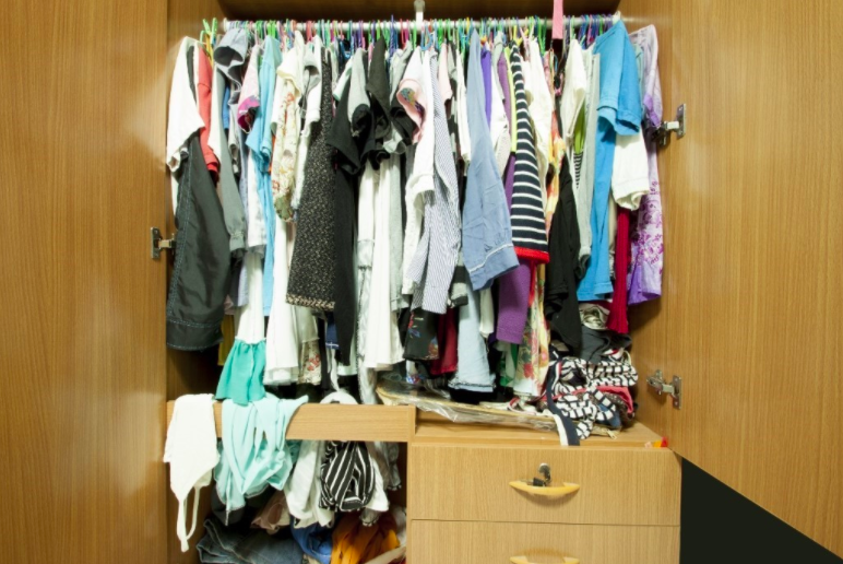 衣櫃裡擺放過多雜物及過舊發霉的衣物，容易將晦氣沾染在屋主身上，帶來霉運。（圖片來源／Shutterstock）