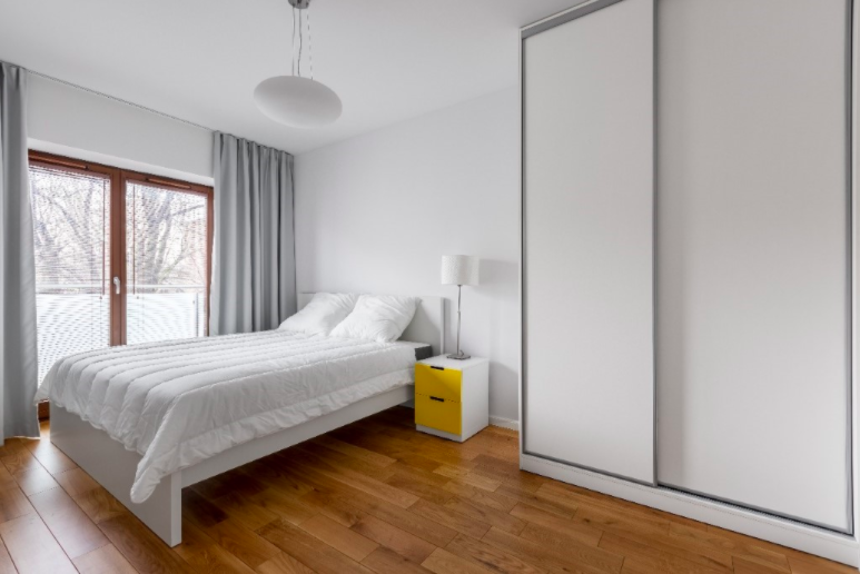 衣櫃的顏色宜和臥室傢俱一致，保持視覺上的平穩舒適。（圖片來源／Shutterstock）