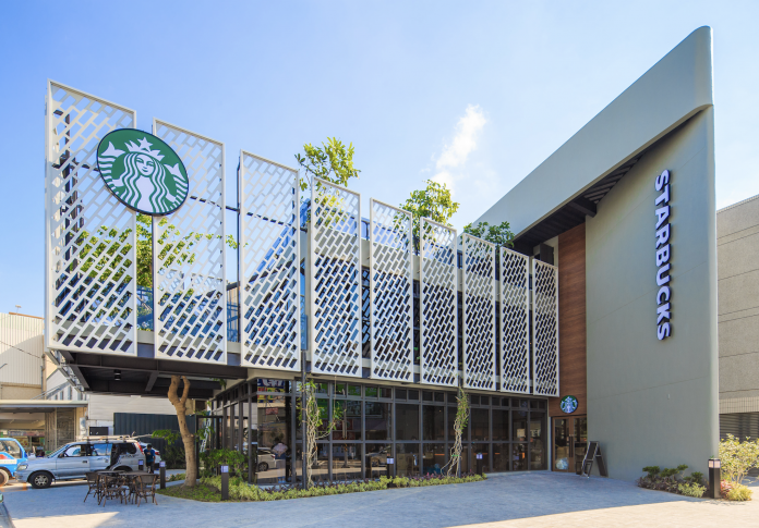 ▲全台首間以紫檀樹木為中心的星巴克｜Jiali Starbucks is first of its kind in Taiwan to be centered on rosewood trees and surrounded by greenery outdoors. (Courtesy of Starbucks)