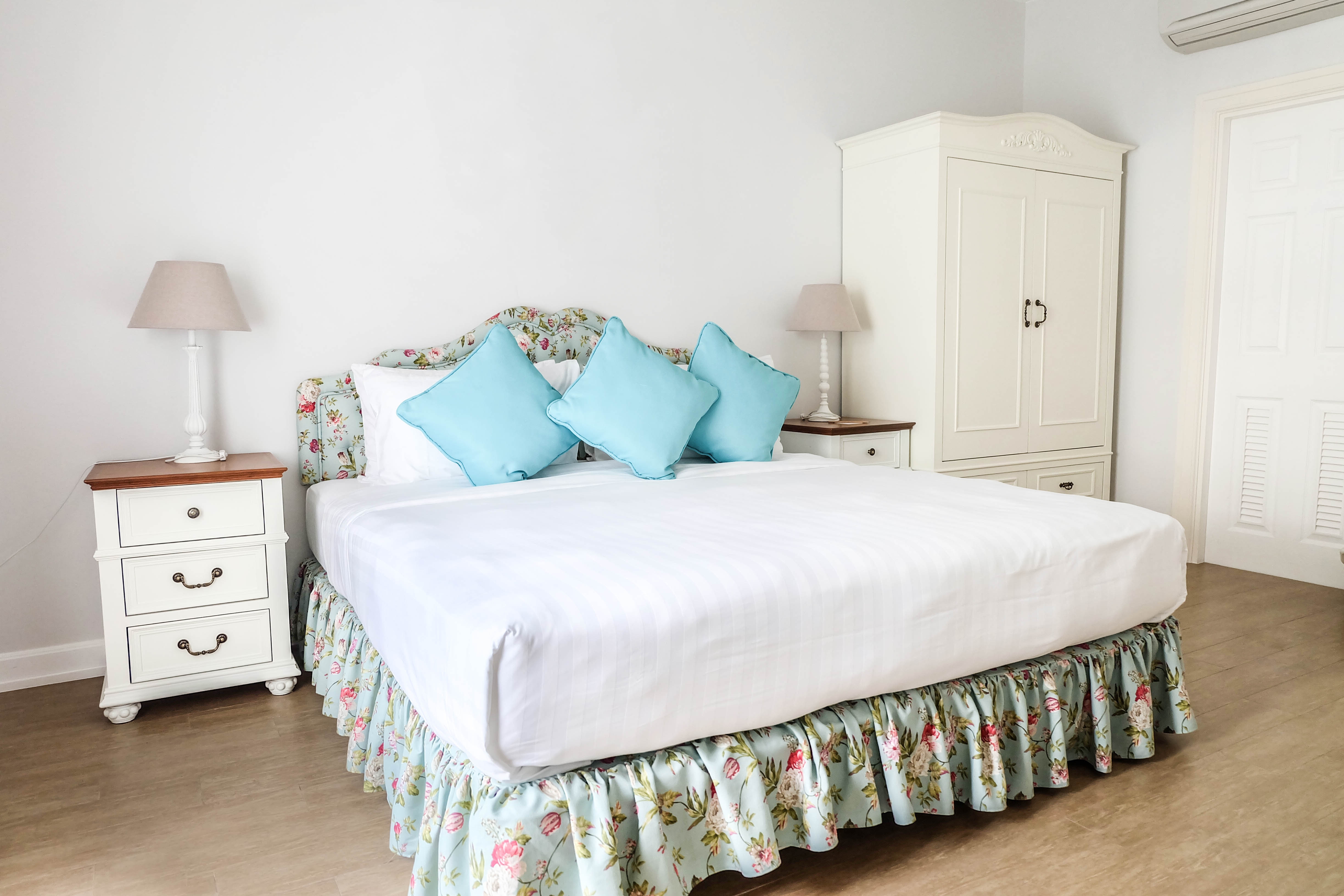 將衣櫃佈置於躺在床上的左方(青龍方)，可以維持旺盛的陽氣使人丁興旺、財運亨通。（圖片來源／Shutterstock）